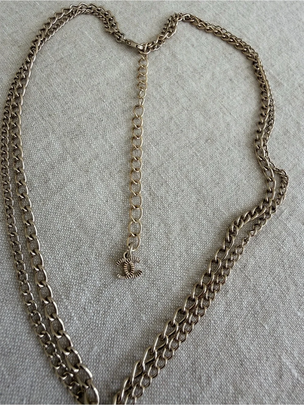 🤍CHANEL Gold-Tone Chain Necklace with Cream Disc & Butterfly✨